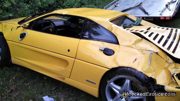 В США разбился суперкар Ferrari F355