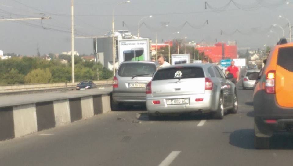 Accident în lanţ pe viaduct: Un om a avut nevoie de ajutor medical