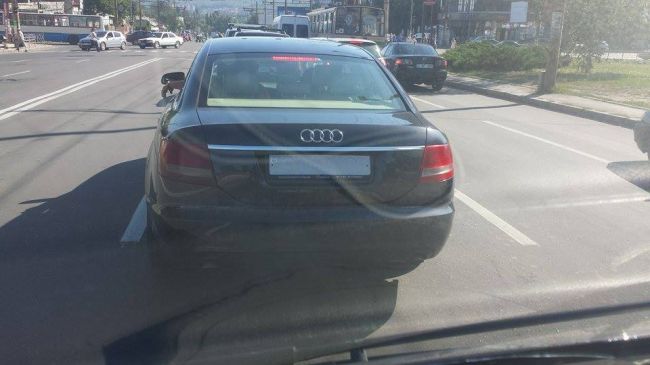 Acest sofer a gasit o modalitate de a-si "camufla" numarul de inmatriculare
