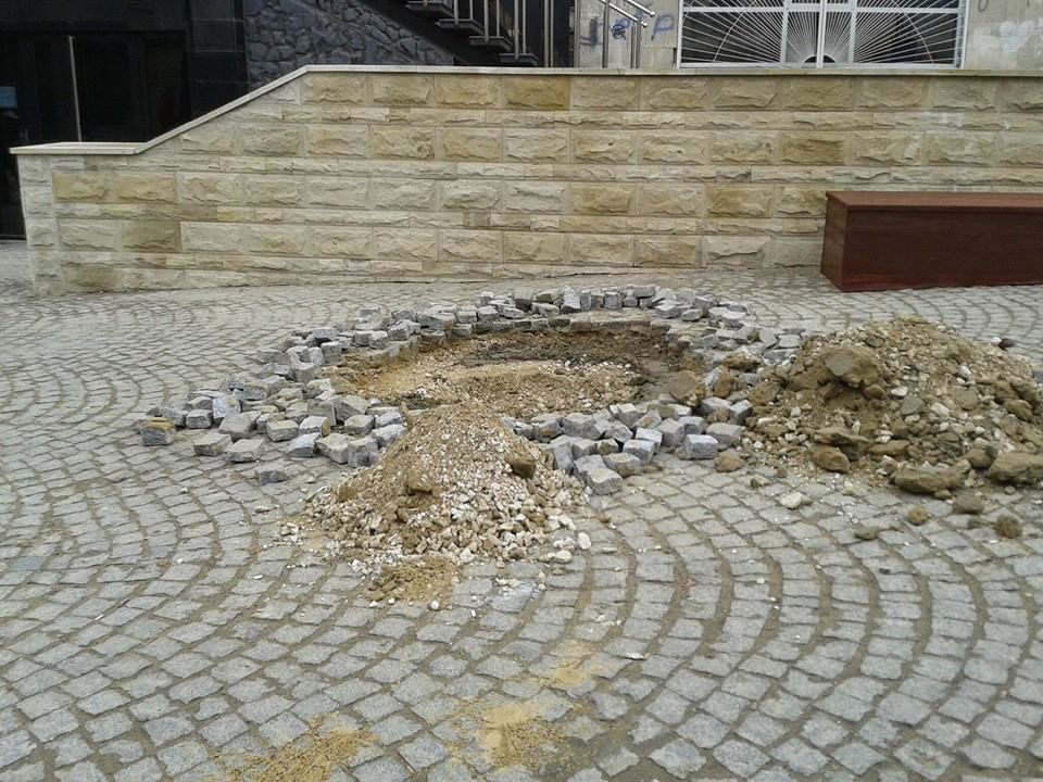 Установленные на пешеходной улице скамейки напоминают гробы