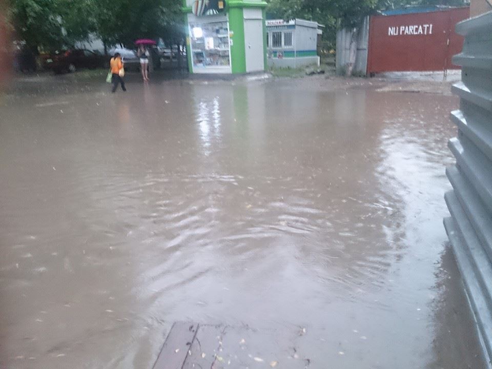 Улицы Кишинёва после дождя превратились в реки