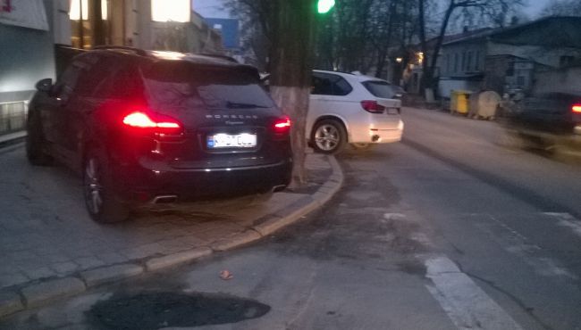 Un șofer și-a parcat mașina chiar pe trecerea de pietoni