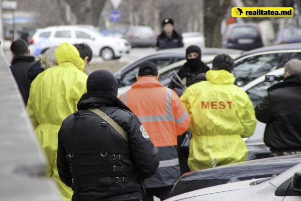 Reţineri cu mascaţi în centrul capitalei