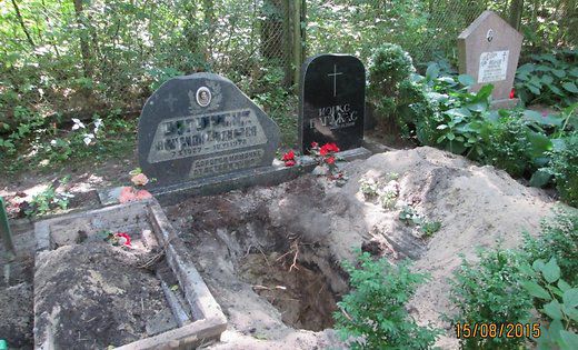 Неизвестные выкопали и похитили гробы с кладбищ в Риге