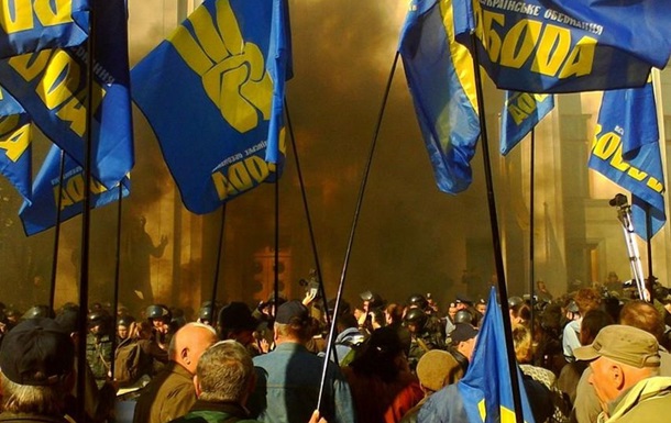 Под Радой взорвали дымовые шашки и начали бить правоохранителей