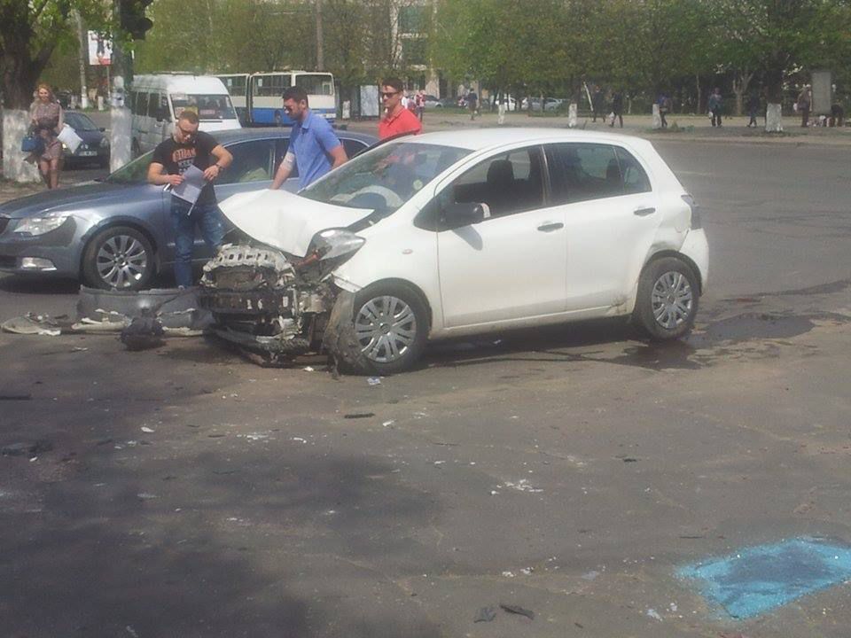 S-au ales cu mașinile avariate pentru că nu au putut împărți drumul