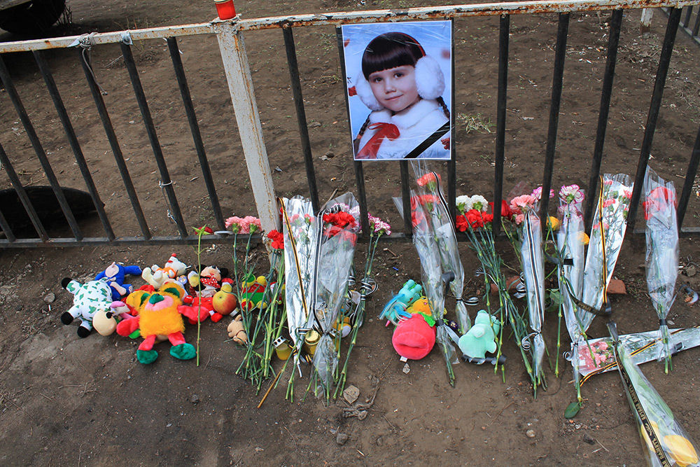Жители Константиновки несут цветы на место гибели 8-летней девочки