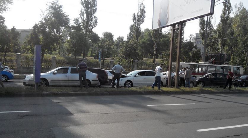 Haos pe viaduct. Cinci șoferi s-au trezit prinși într-un accident