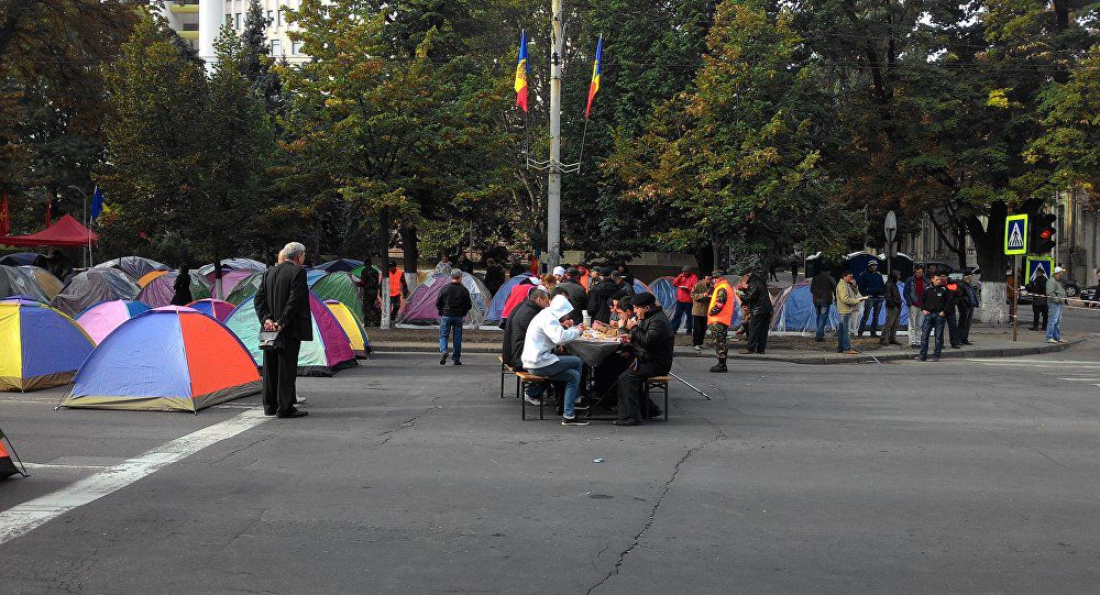 Ночь протестов в Молдове чуть не закончилась сносом палаточного городка