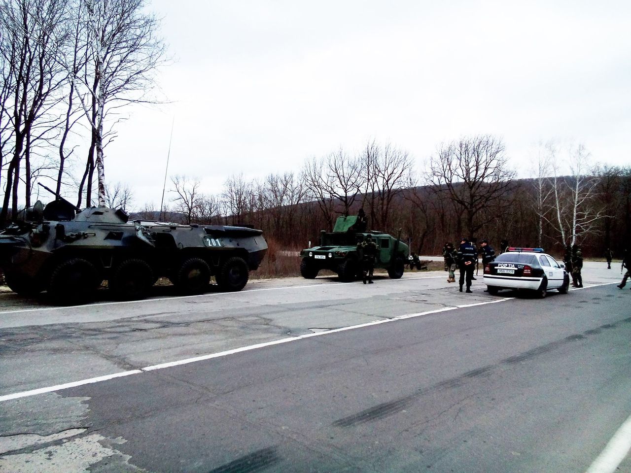 Под Кишиневом утром Нацармия перекрыла дорогу БТРами