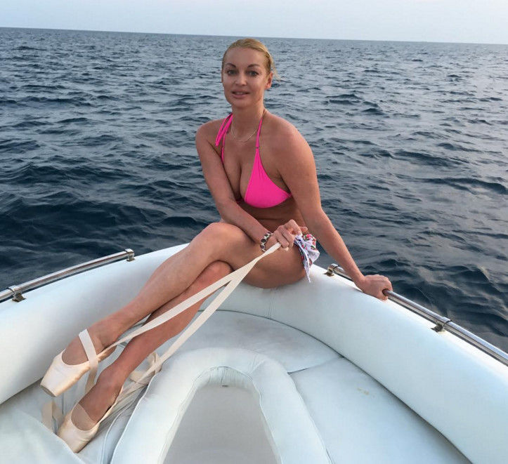 Стринги и пуанты: Волочкова показала фото с отдыха на Мальдивах