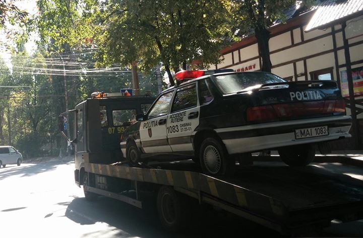O mașină a poliței, evacutată din stradă