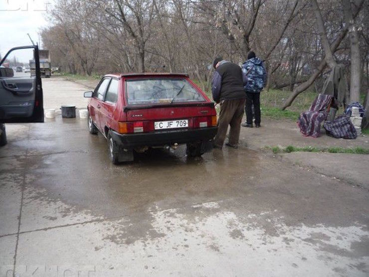 На берегу реки Бык водители организовали импровизированную автомойку