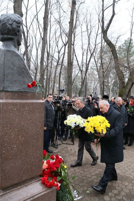 Руководство ЛДПМ возложило цветы к бюсту Михая Еминеску