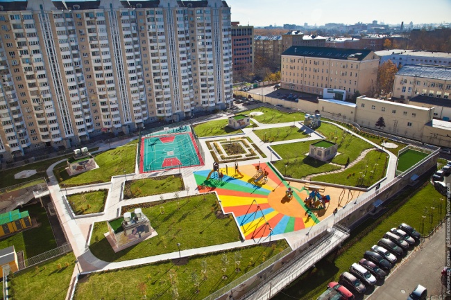 Детская площадка на крыше парковки в Москве