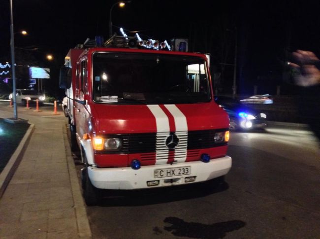 Un Porsche a luat foc in parcarea unui Mall din capitala