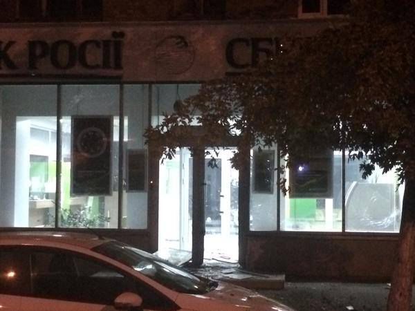 В Киеве ночью неизвестные взорвали отделение "Сбербанка России"