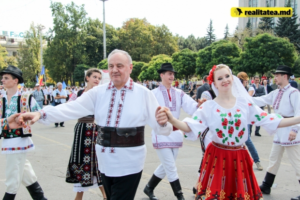 Николай Тимофти в национальном костюме станцевал хору на площади