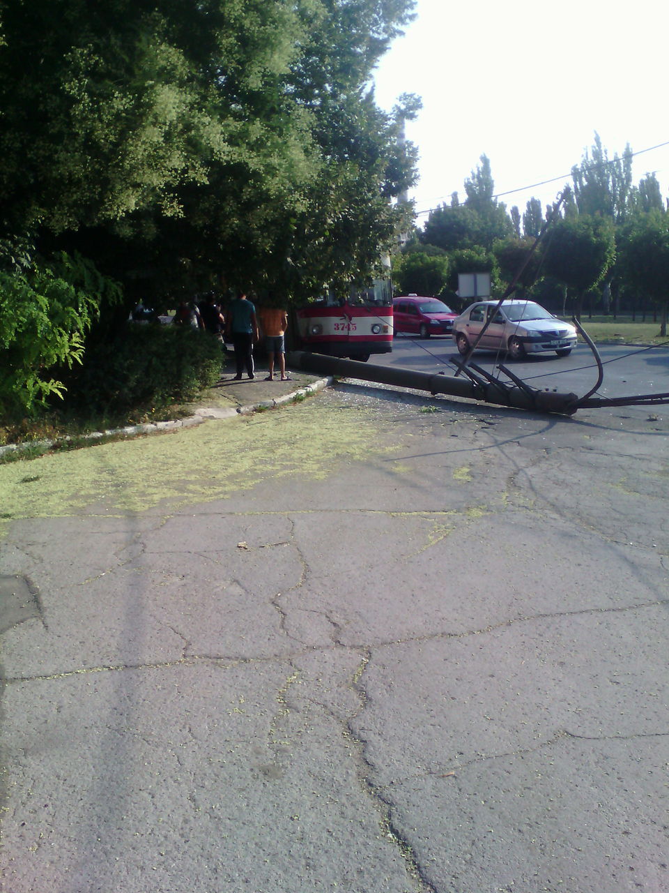 Accident cu răniţi în Capitală. Un troleibuz s-a izbit violent de un stâlp