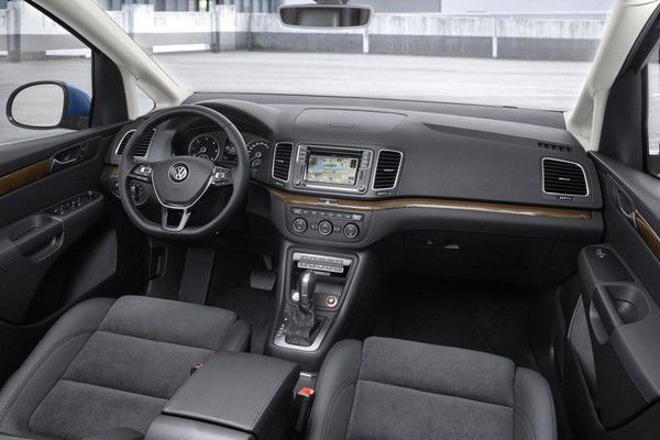 Volkswagen рассекретил обновлённый Sharan