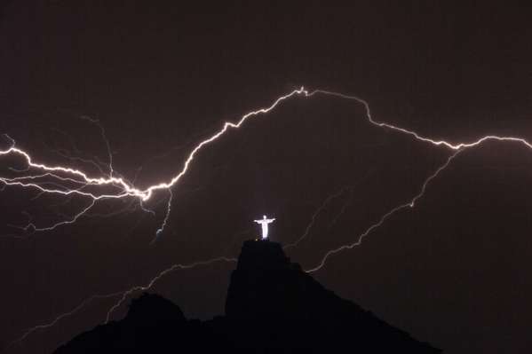 Un fulger a rupt un deget al statuii lui Iisus din Rio de Janeiro