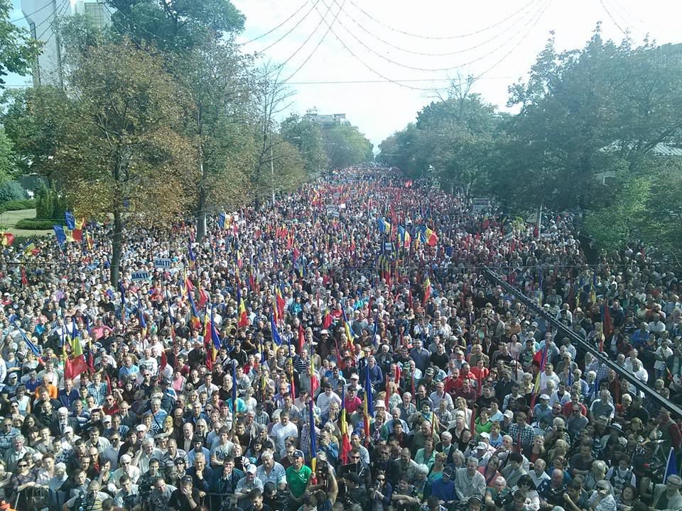 Mii de oameni au ieşit astăzi în stradă ca să pună punct guvernarii oligarhice de la cîrmă