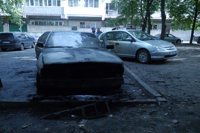 Un BMW a luat foc în capitală. Focul s-a extins și peste o altă mașină