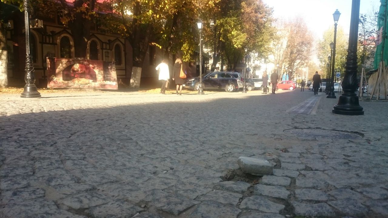 Тротуарную плитку на пешеходной улице установили вверх дном