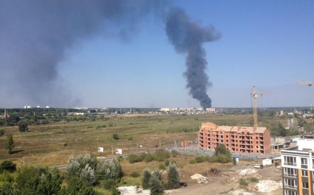 Под Киевом горит химический склад, слышны взрывы