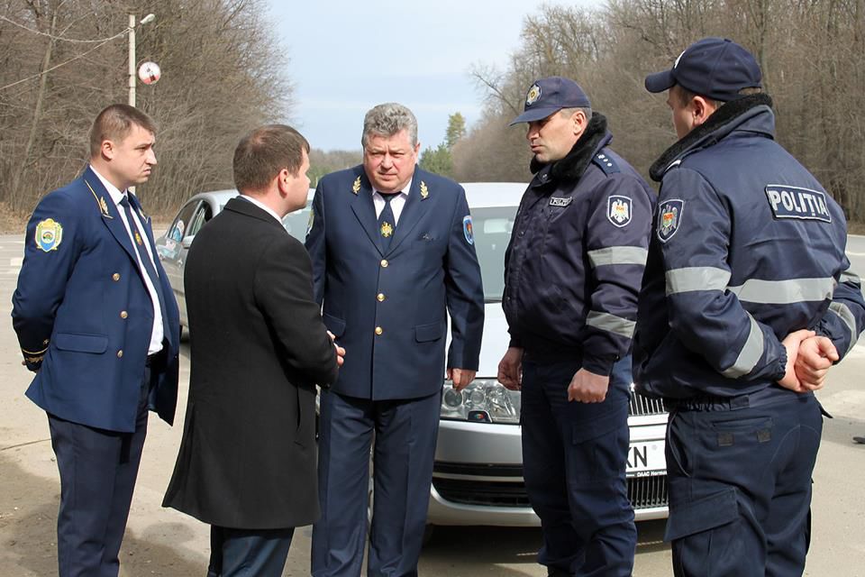 Торговцы подснежниками попытались продать букет министру окружающей среды