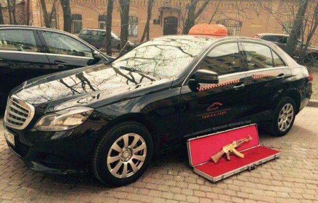Un client şi-a uitat arma într-un taxi. Costă mai mult decât întreg parcul de maşini