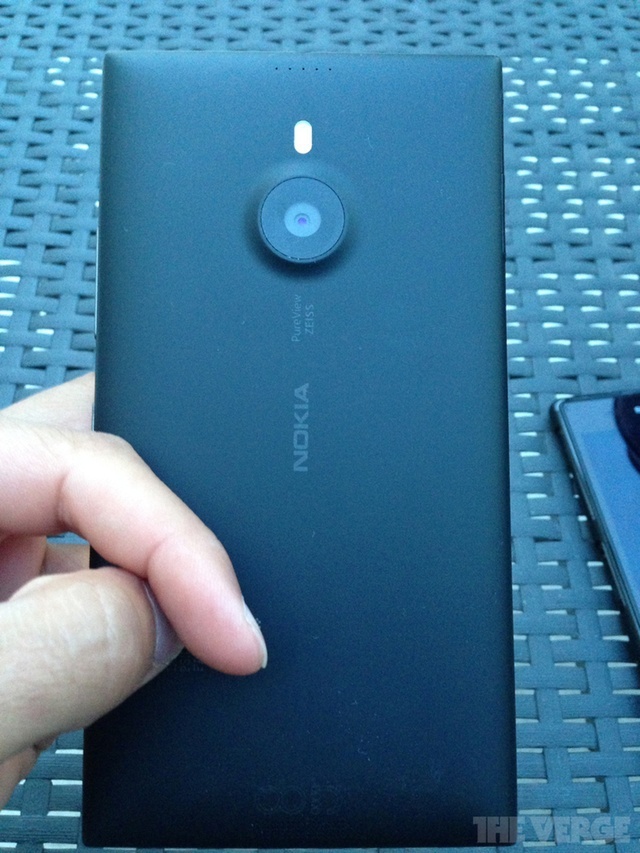 Noi detalii şi imagini cu Nokia Lumia 1520, primul telefon-gigant Windows Phone