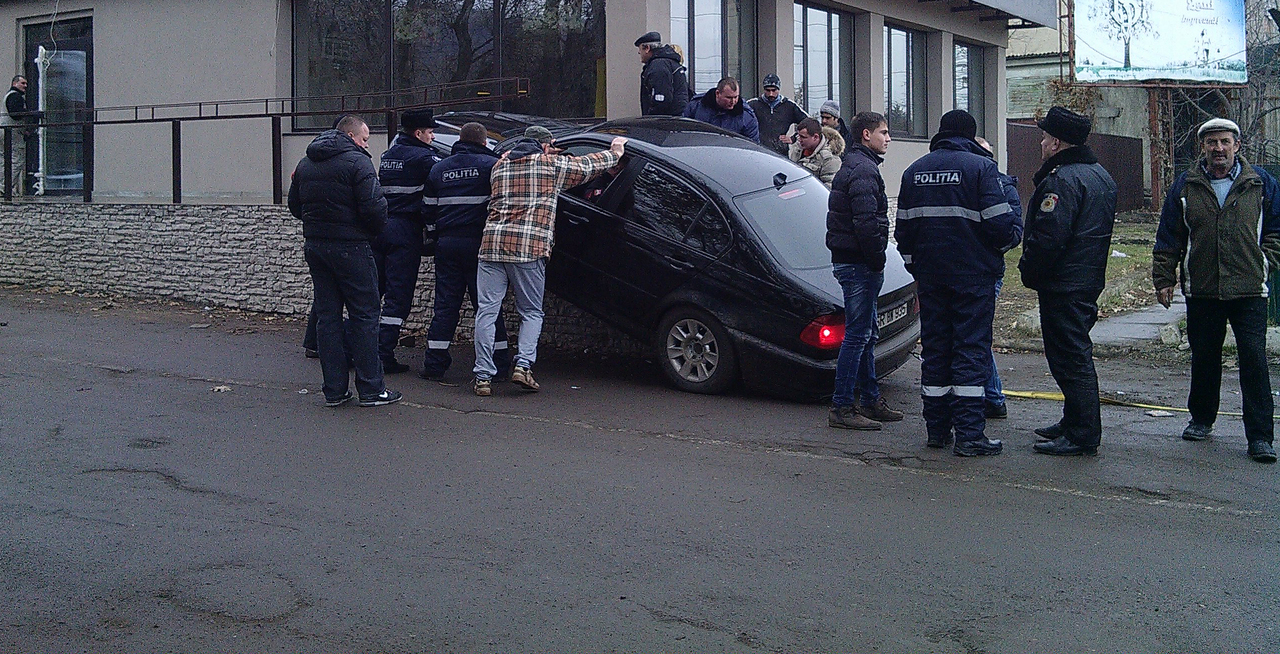 В Сороках автомобиль BMW заехал на лестницу террасы