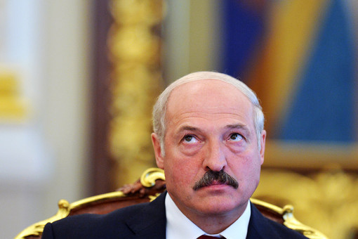 Лукашенко: "Сто долларов с носа плати и езжай за границу"