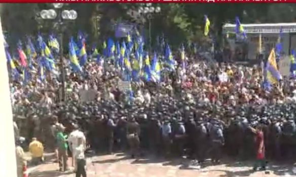 В ходе столкновений возле здания Рады произошел взрыв