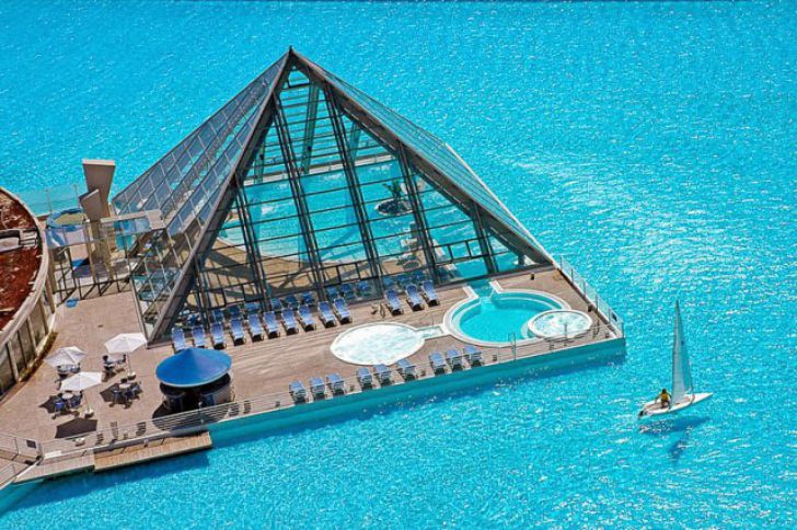 Așa arată cea mai mare piscină din lume