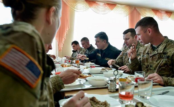 Порошенко отобедал с военными на открытии учений на Львовщине