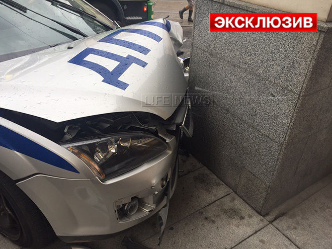Резидент Comedy Club протаранил автомобиль ДПС в Москве