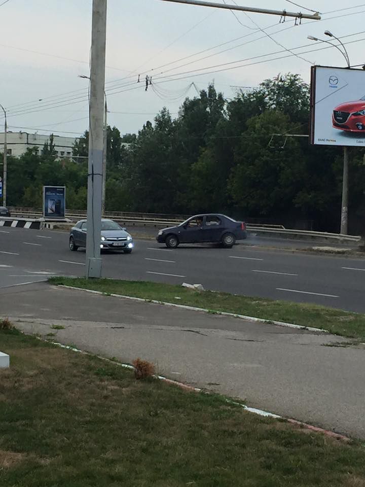 Gestul ruşinos făcut de un şofer în mijlocul bulevardului Dacia