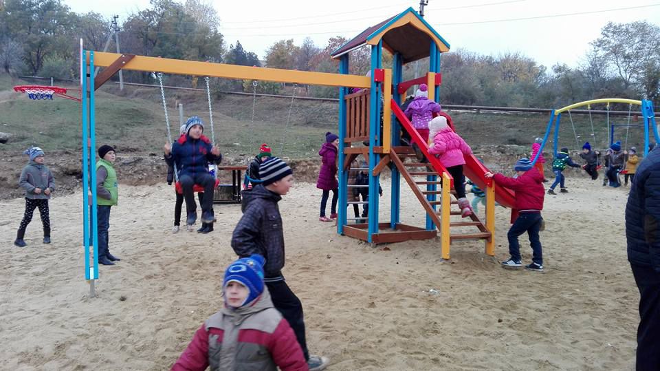 Усатый подарил детские площадки сразу нескольким городам и селам