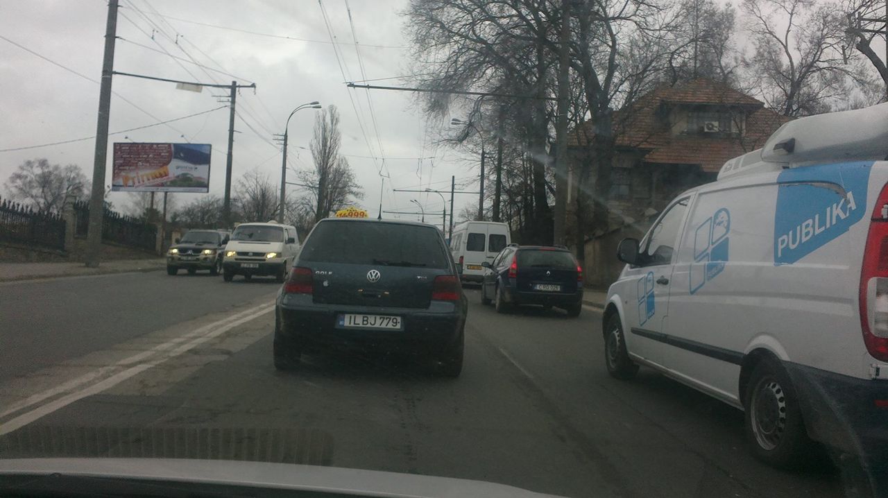 Ingeniozitatea șoferilor moldoveni. Cum se modifică literele pe plăcuțele de înmatriculare