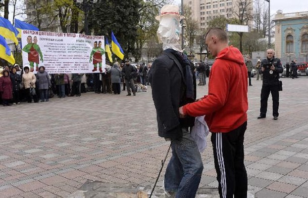 Активисты под Радой сожгли чучело коррупционера