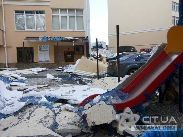 Ураган в Крыму разрушает дома и топит корабли