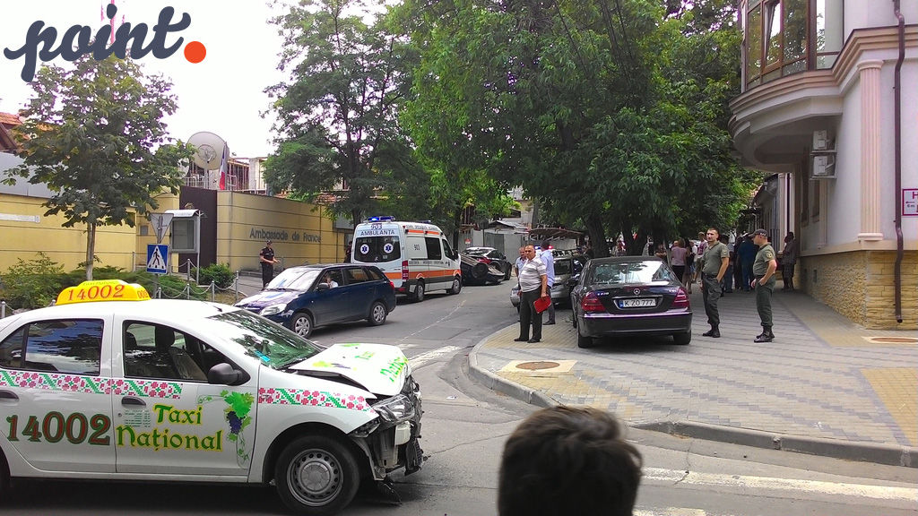 Accident grav în Capitală. O mașină, răsturnată