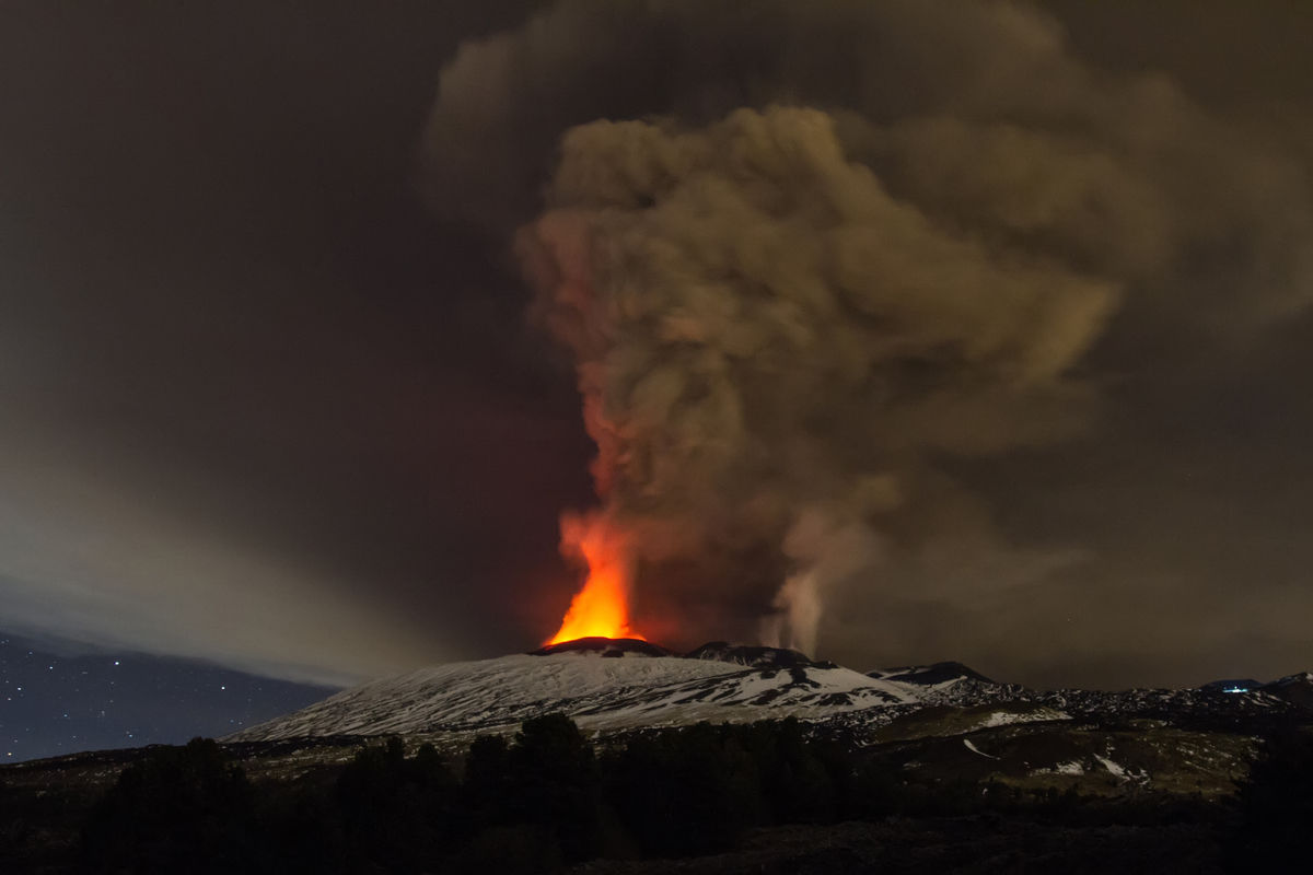 Cel mai mare vulcan din Europa a erupt