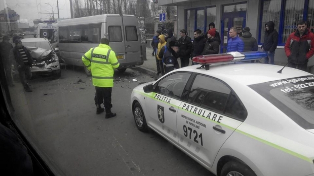 A intrat pe contrasens și s-a ciocnit cu două microbuze