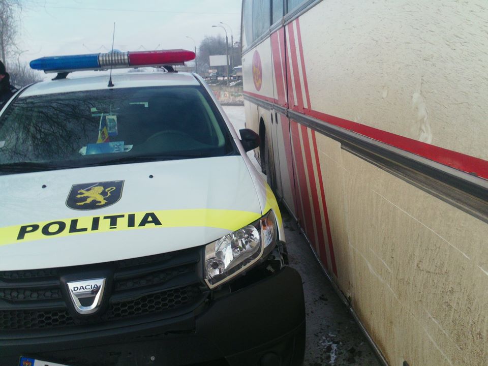 O maşină a poliţiei a fost avariată
