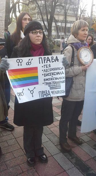 Активистки Femen митингуют под Радой в поддержку ЛГБТ