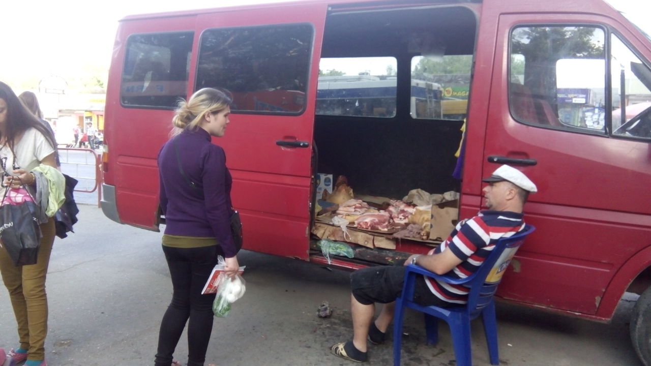 Cum este comercializată carnea de porc într-un sector al Capitalei