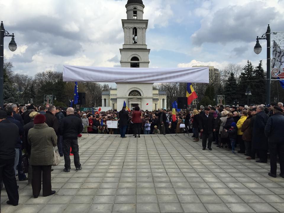 În jur de 2.000 de oameni au ieșit în stradă la protest